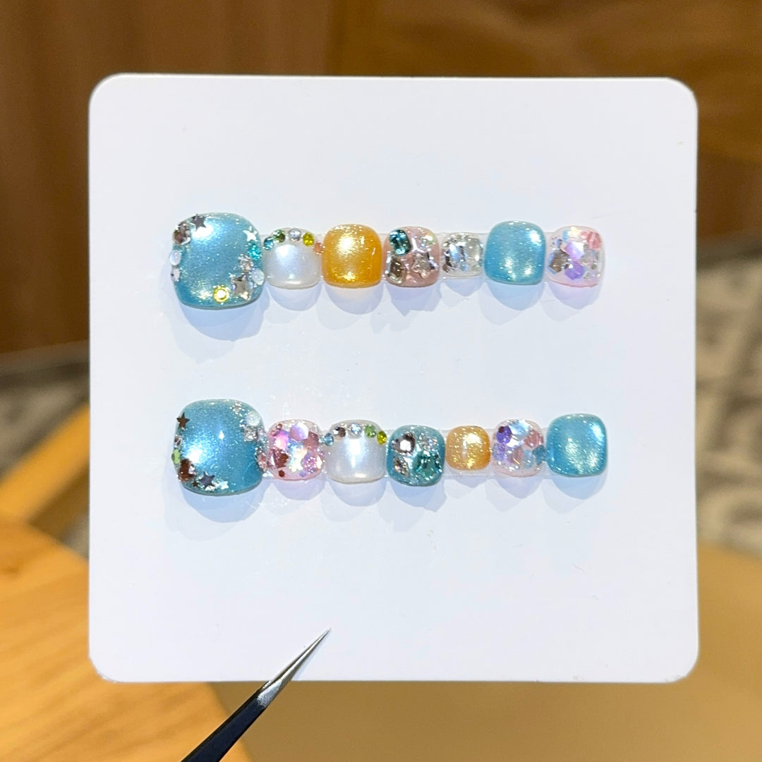Artificial nails with sparkling accents and glittering design Kalsten