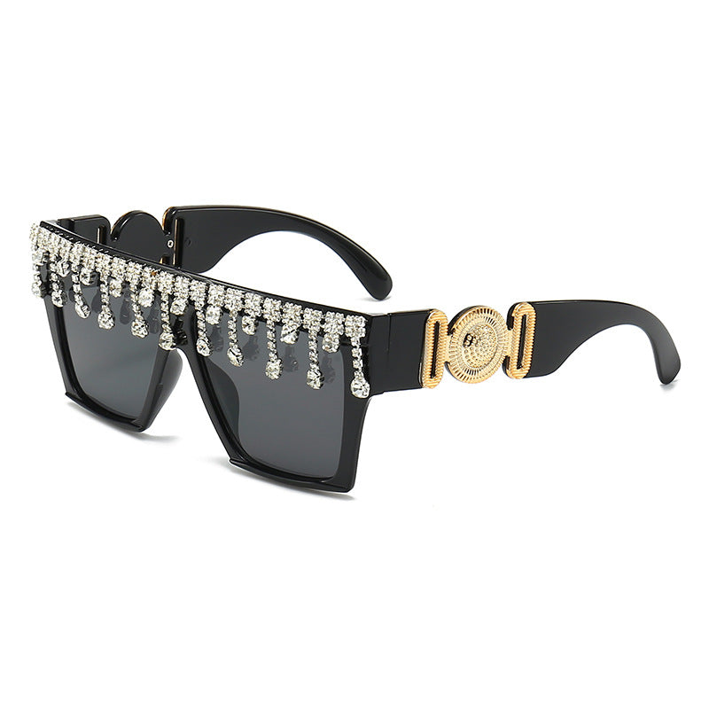 Fashion-Forward Statement Sunglasses with Elegant Rhinestone Detailing