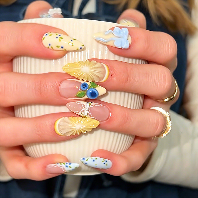 Artful nail set with floral accents Kalsten