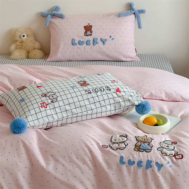 Children's bedding set made of cotton satin with 3D teddy appliqués and pom-pom corners