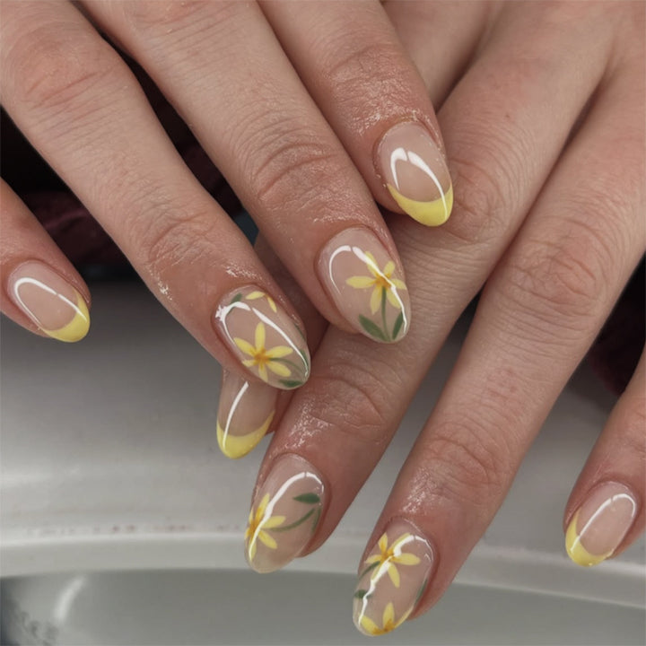 Artificial nail art with playful dots and bows Kalsten