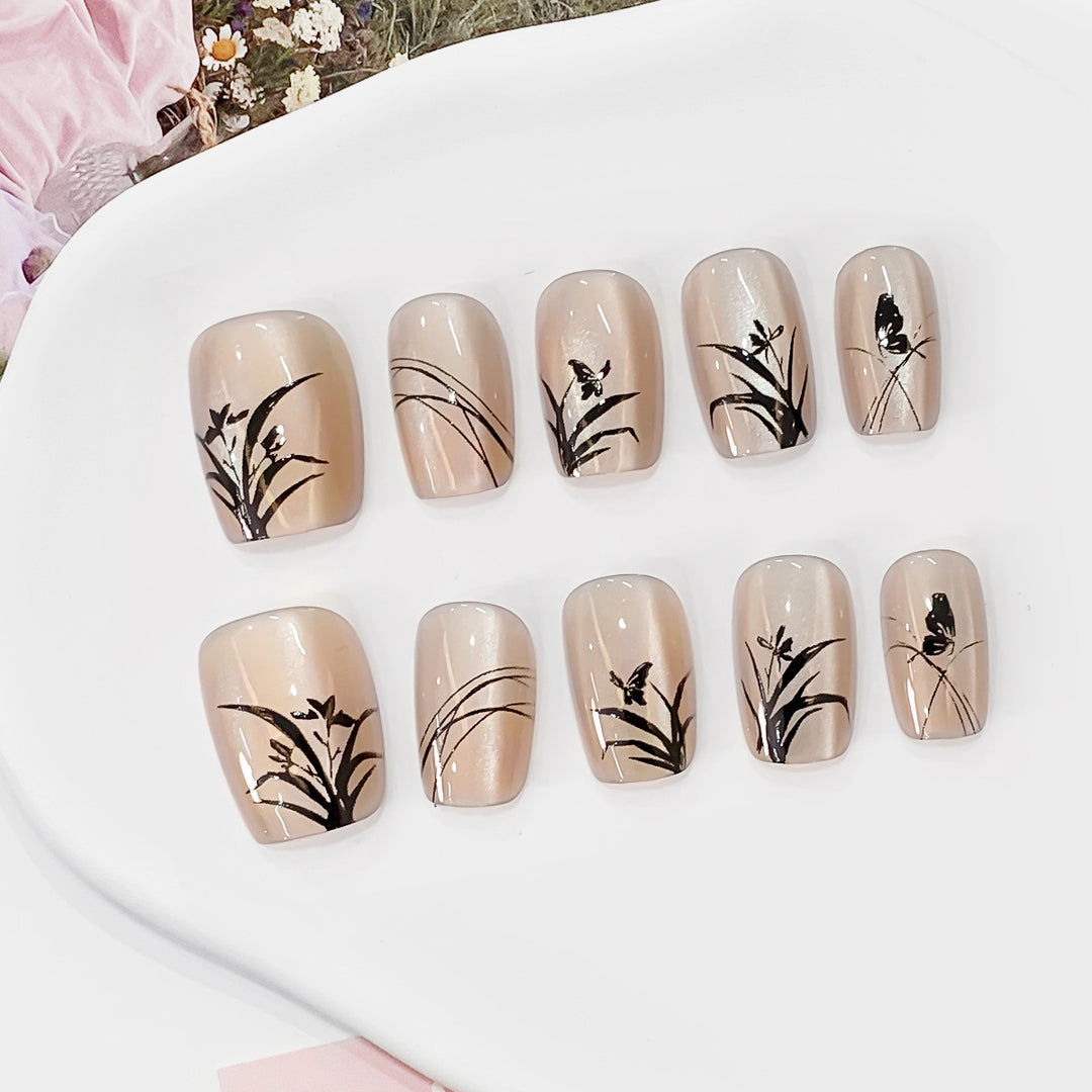 Artfully designed nails with floral motifs Kalsten