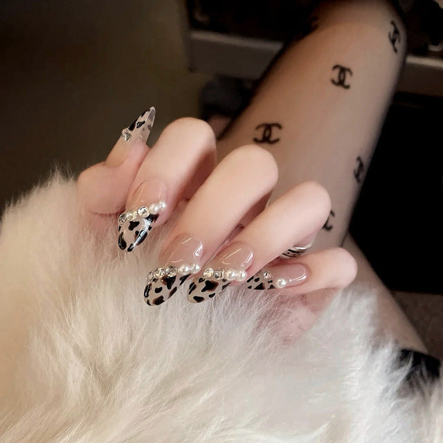 Artificial nail set with glamorous leopard pattern and elegant pearl decorations Kalsten