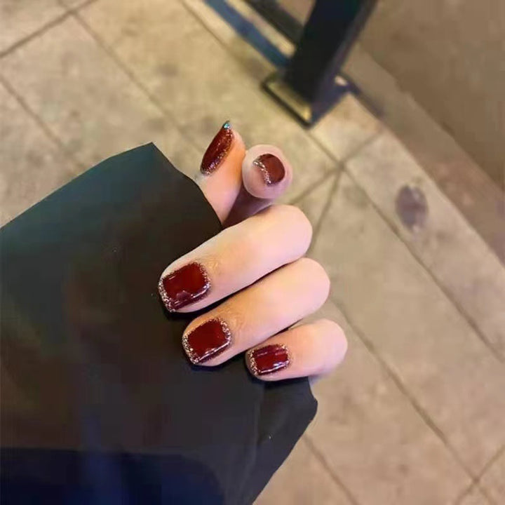 Elegant and sparkling nail art Kalsten