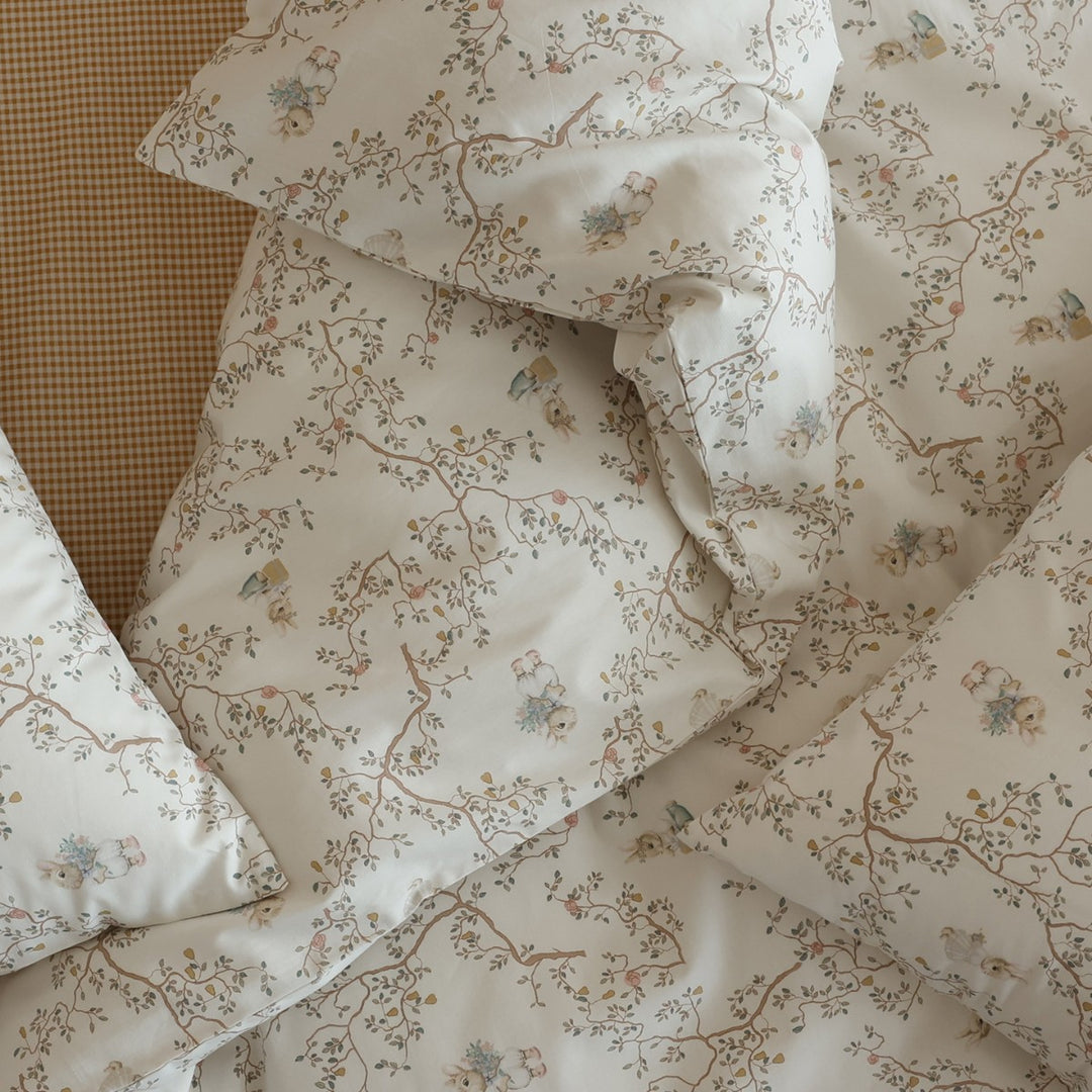 Cotton satin bedding set with fine watercolor floral pattern and soft touch