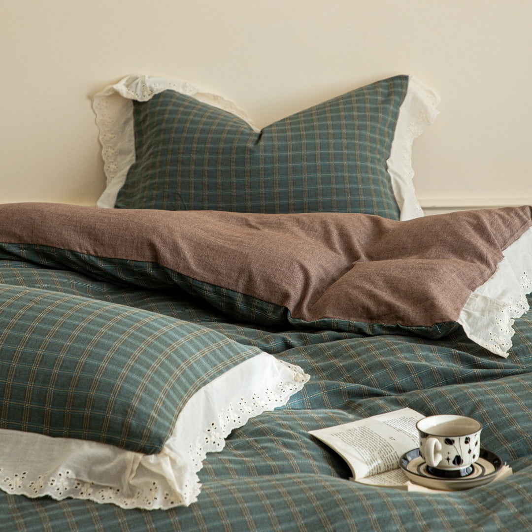 Flannel bedding set with check pattern, reversible duvet cover and lace trim