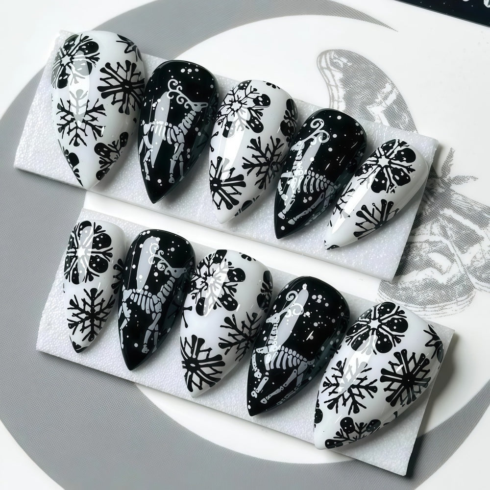 Artificial nails in a unique winter design with snow and reindeer motifs Kalsten
