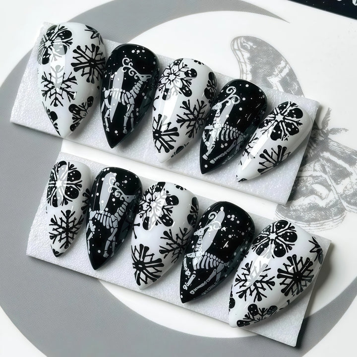 Artificial nails in a unique winter design with snow and reindeer motifs Kalsten