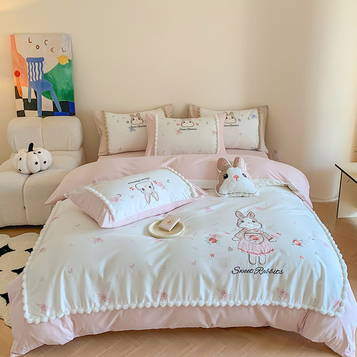 Children's bedding set with cute bunny motif and pompom trim