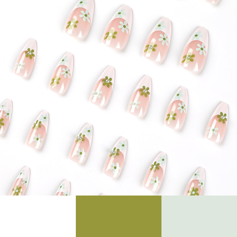 Artful nail art with delicate floral motifs Kalsten