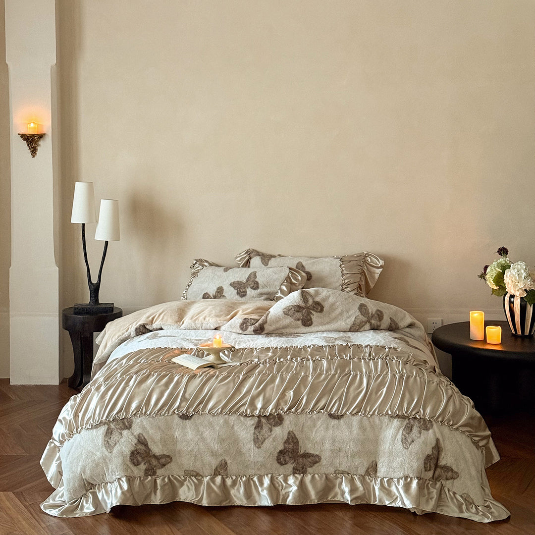 Luxurious bedding set with butterfly pattern, satin ruffles and quilted blanket Kalsten