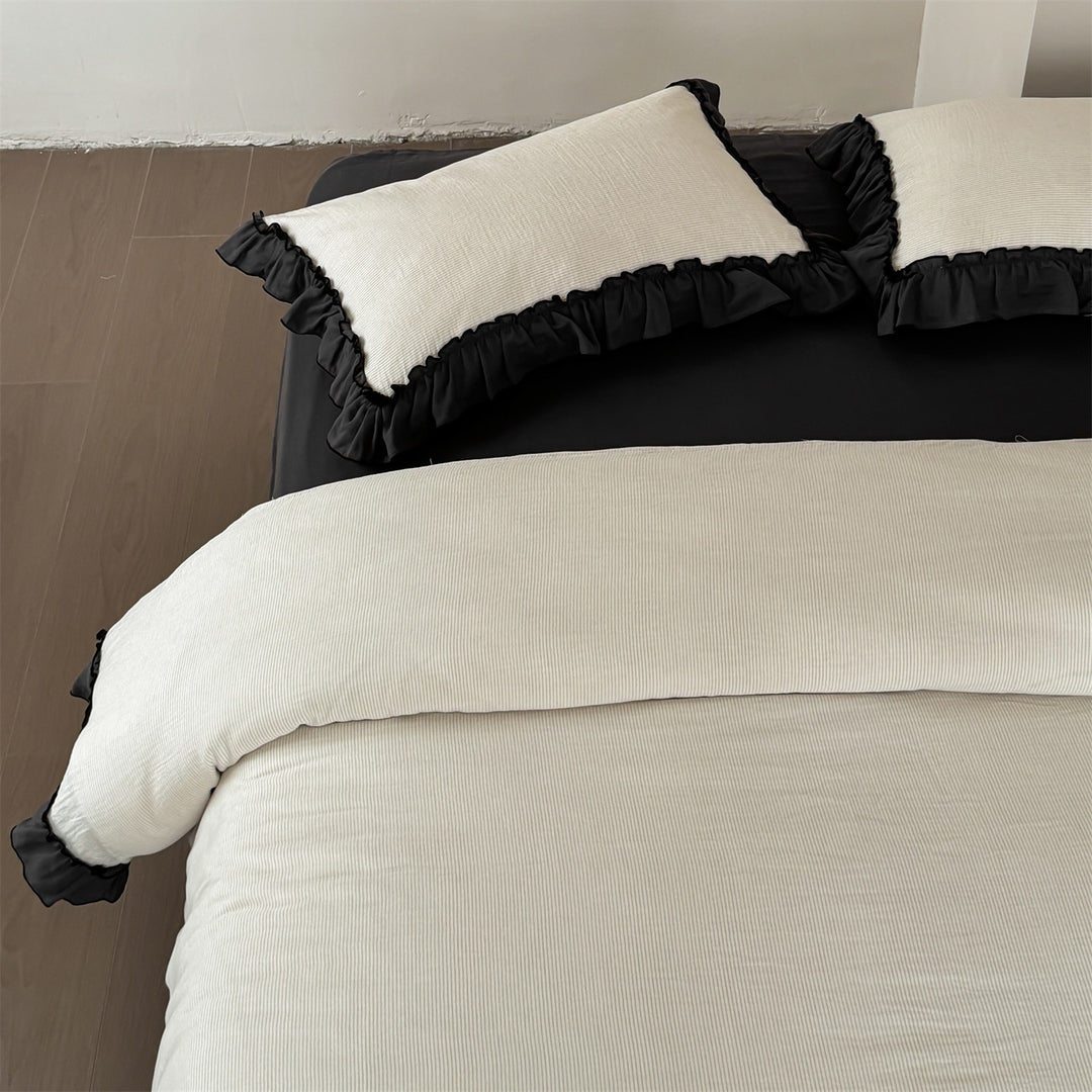 Bedding set with decorative ruffle trim and fine cotton texture
