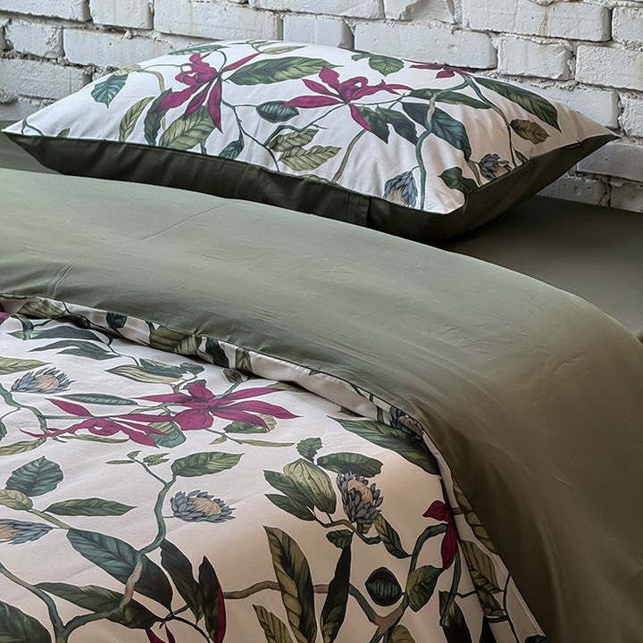 Bedding set made of cotton satin with botanical print and reversible function