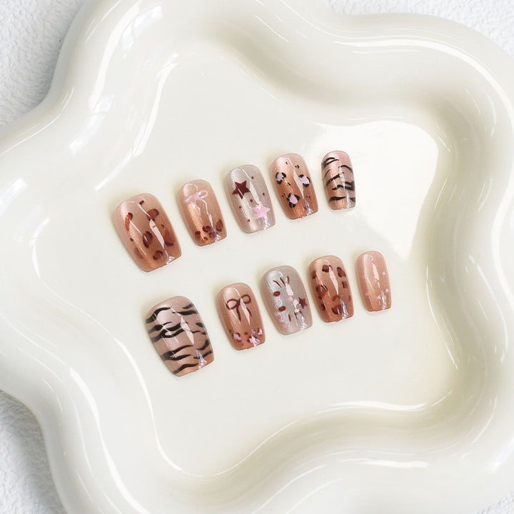Stylish animal motif artificial nails Kalsten