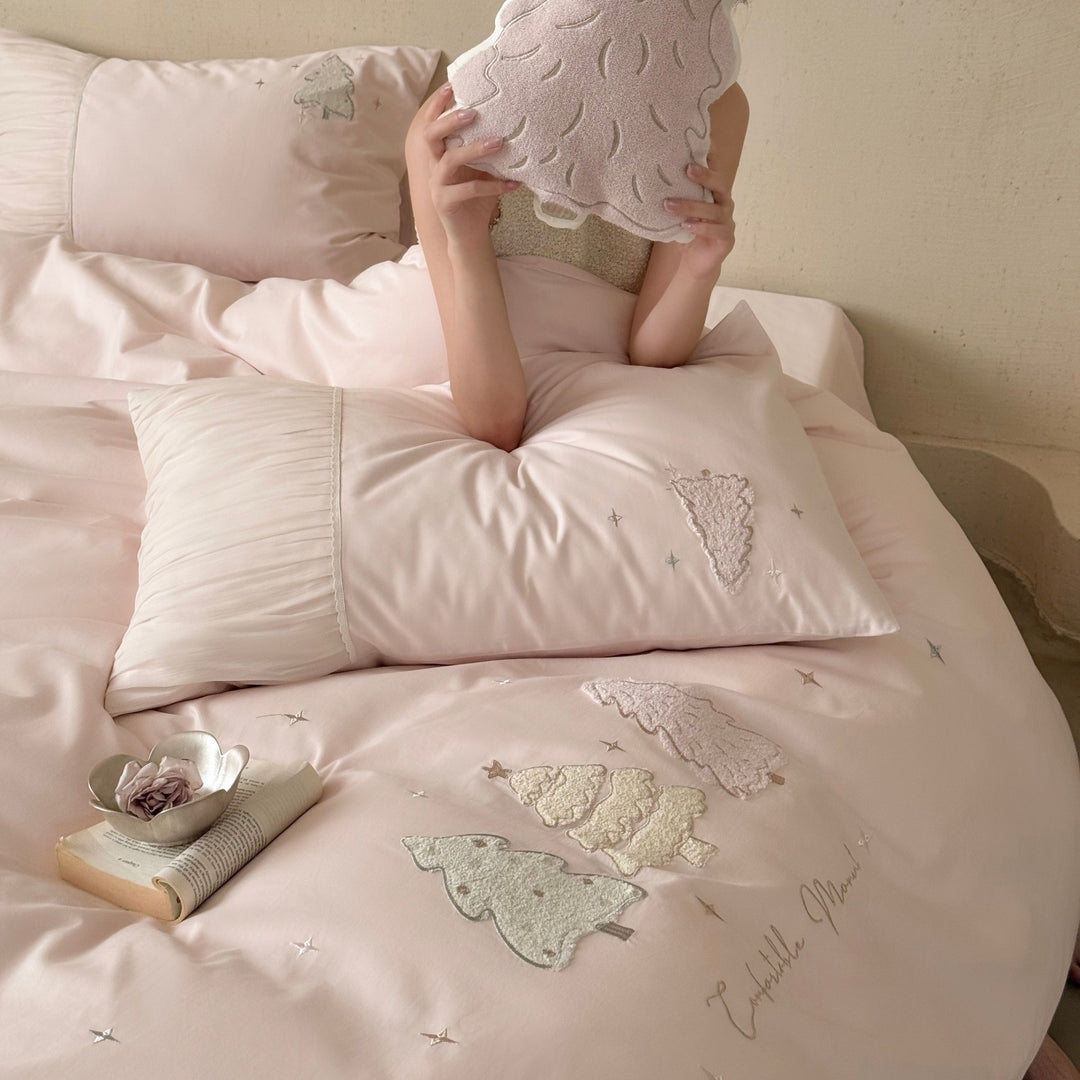 Embroidered bedding set made of cotton satin with pine appliqué