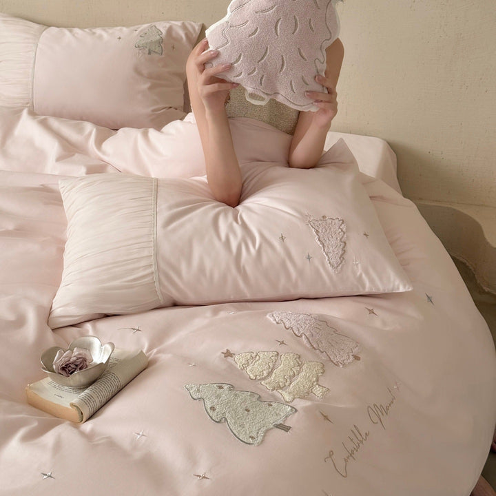 Embroidered bedding set made of cotton satin with pine appliqué