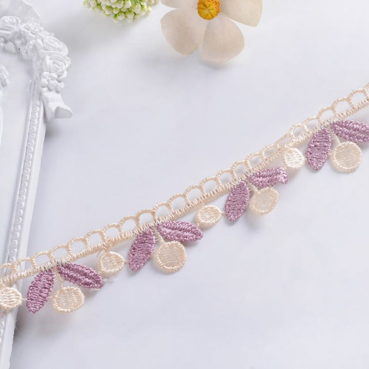 Delicate lace trim Kalsten