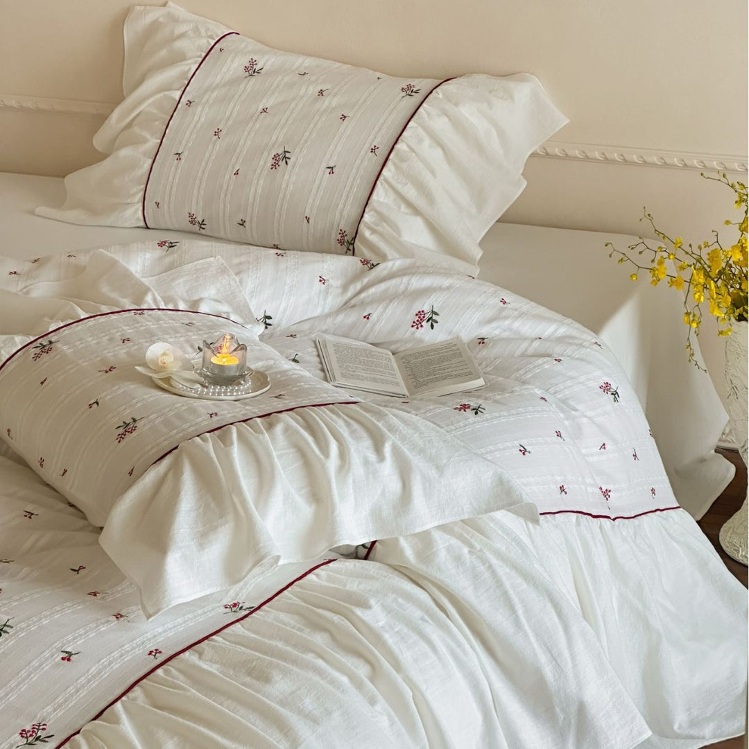 Bedding set made of cotton with fine floral embroidery, ruffled pillow and piping Kalsten