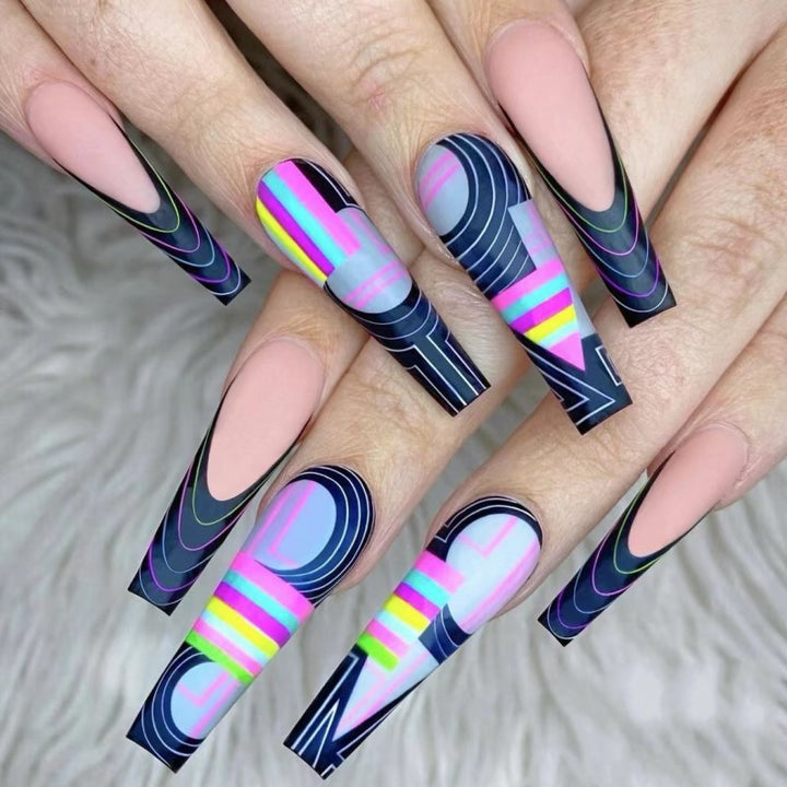 Creative artificial nails with modern graphic designs Kalsten