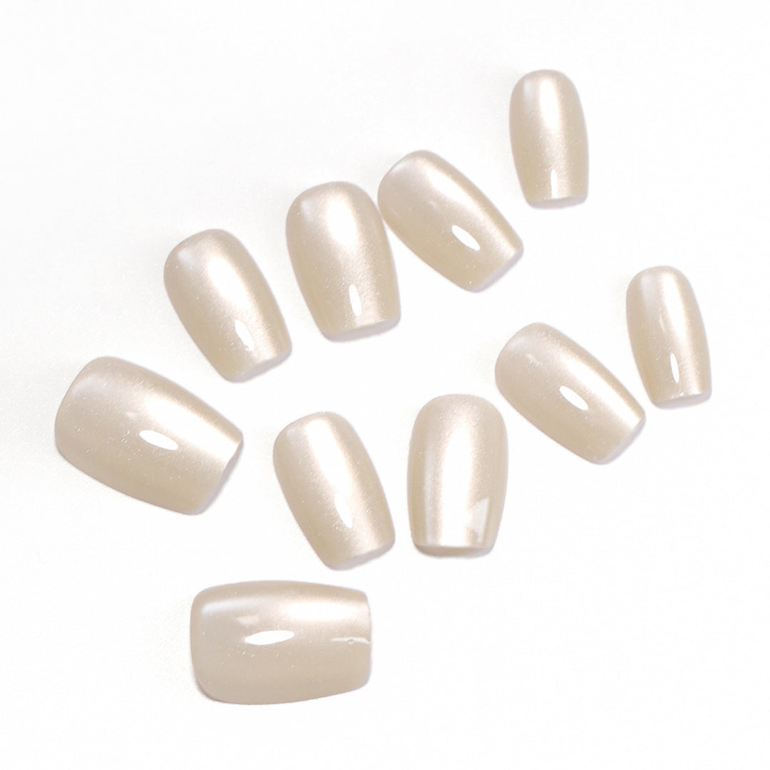 Nail extensions in an elegant look Kalsten