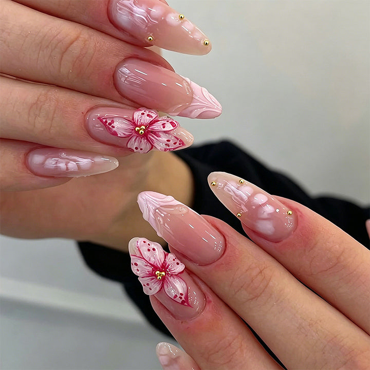 Artful nail set with floral accents Kalsten