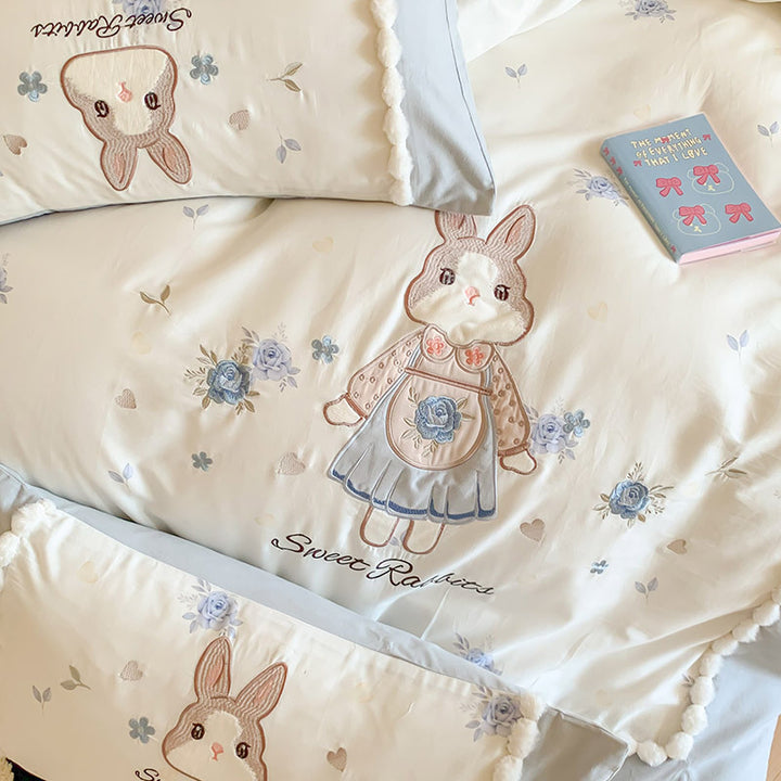 Children's bedding set with cute bunny motif and pompom trim