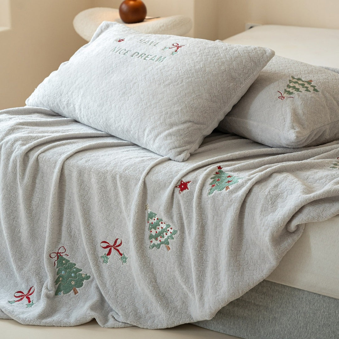 Fitted sheet set with embroidered Christmas tree pattern and soft cotton blend