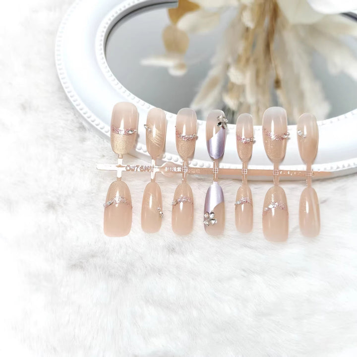 Luxury artificial nails with elegant accents Kalsten