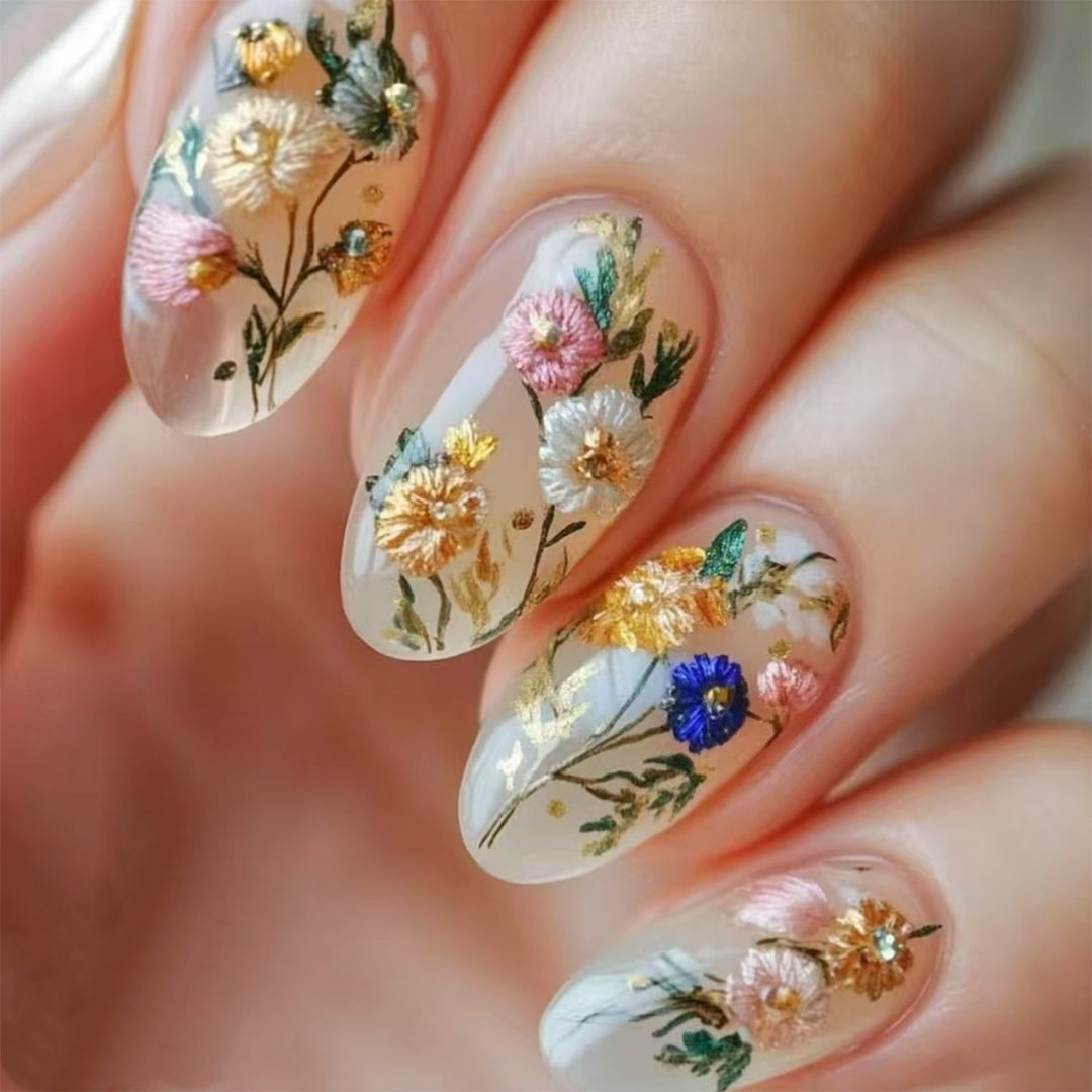 Artificial nails with floral designs and gold accents Kalsten