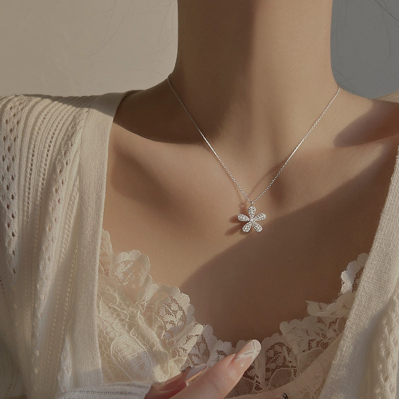 Floral Shaped Pendant Necklace Kalsten