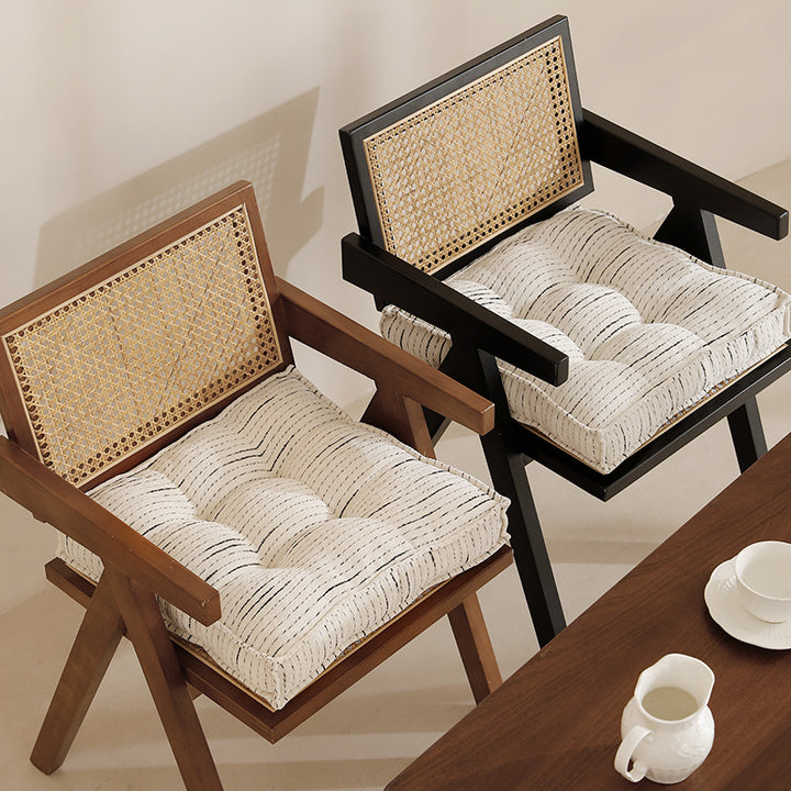 Padded square seat and floor cushion with quilted tufted padding and carrying handle Kalsten