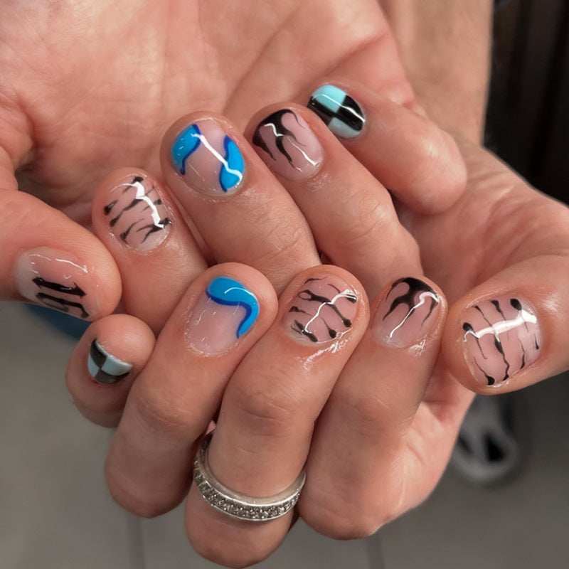 Nail set with modern graphic designs and shimmering accents Kalsten