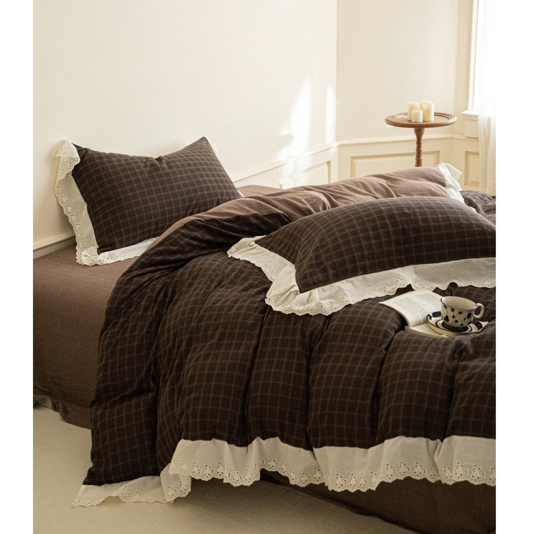 Flannel bedding set with check pattern, reversible duvet cover and lace trim