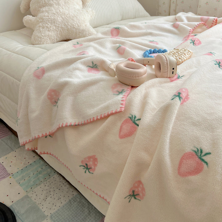 Microfleece cuddly blanket with polka dot pattern and decorative overlock seam