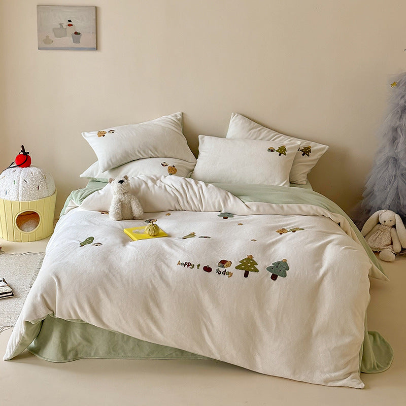 Bedding set with embroidered cupcake motifs and soft cotton blend