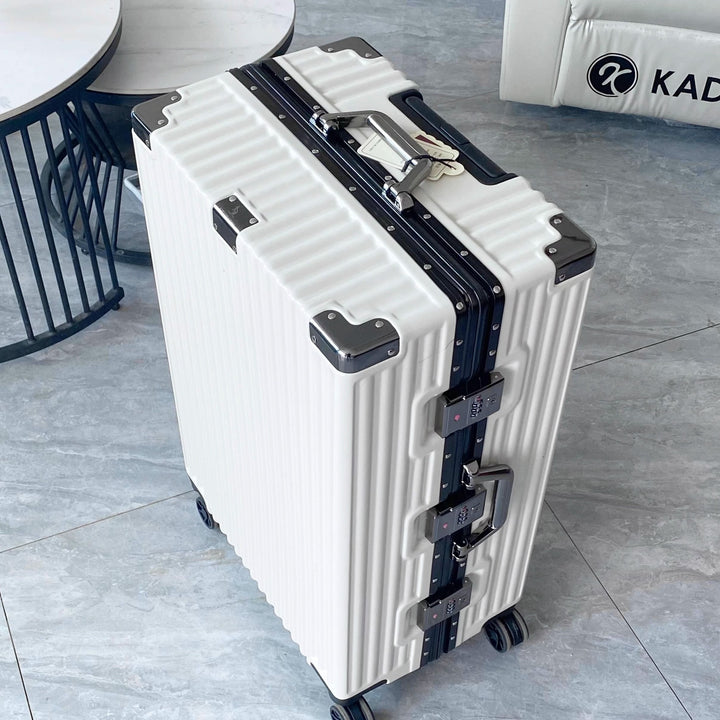 Hard-shell suitcase with integrated combination lock and silent wheels Kalsten