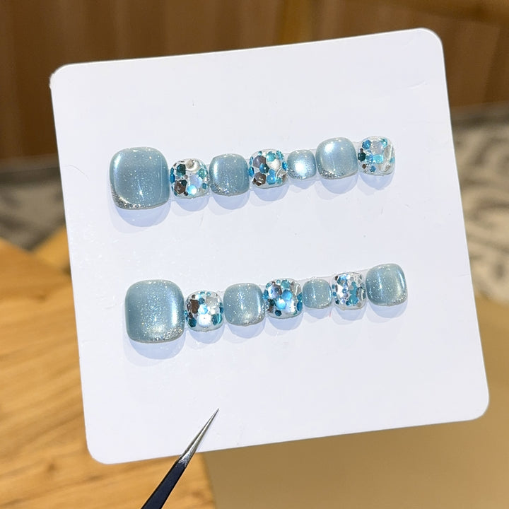 Glamorous artificial nails in the cool glitter design Kalsten