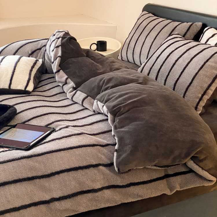 Cozy reversible daybed cover made of microfleece with wide stripes