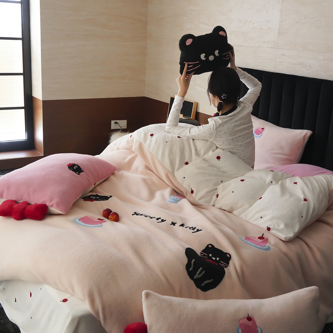 Bedding set with embroidered dog motifs and extra soft velour texture
