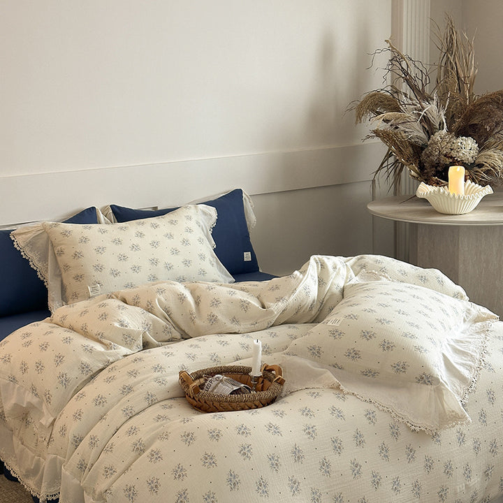 Bedding set made of cotton gauze with romantic floral motif and lace frill