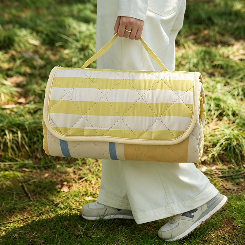 Insulated outdoor picnic blanket with quilting, water-repellent back and carry flap Kalsten