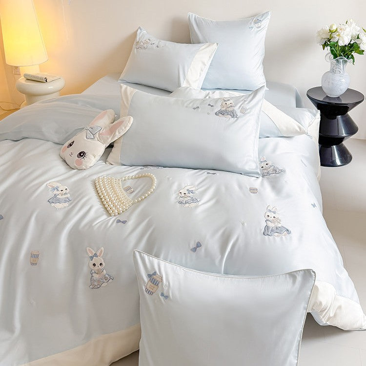 Cuddly bed linen set for children with embroidered bunny motifs and plush pillow