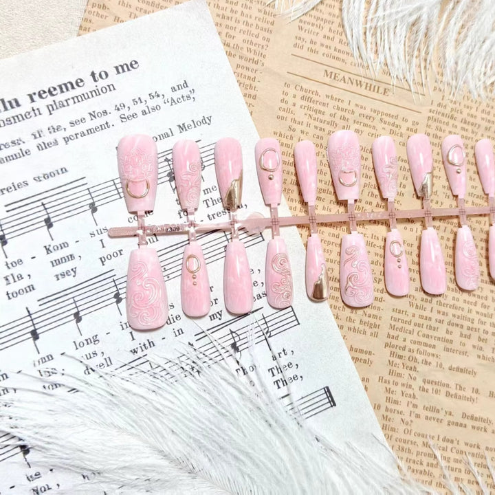 Artificial nails with elegant gold embellishments Kalsten