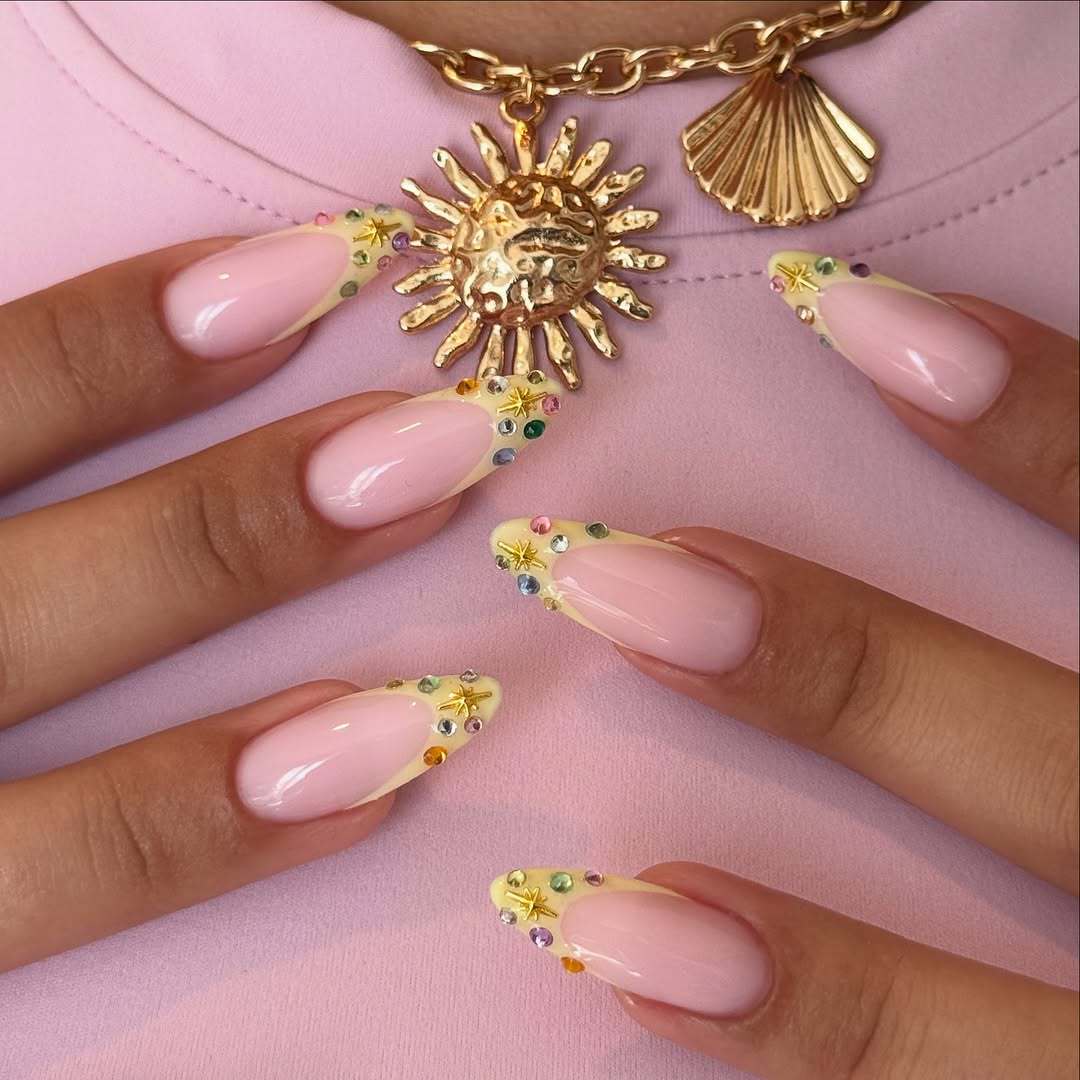 Nail art set with floral 3D decorations and glitter accents Kalsten
