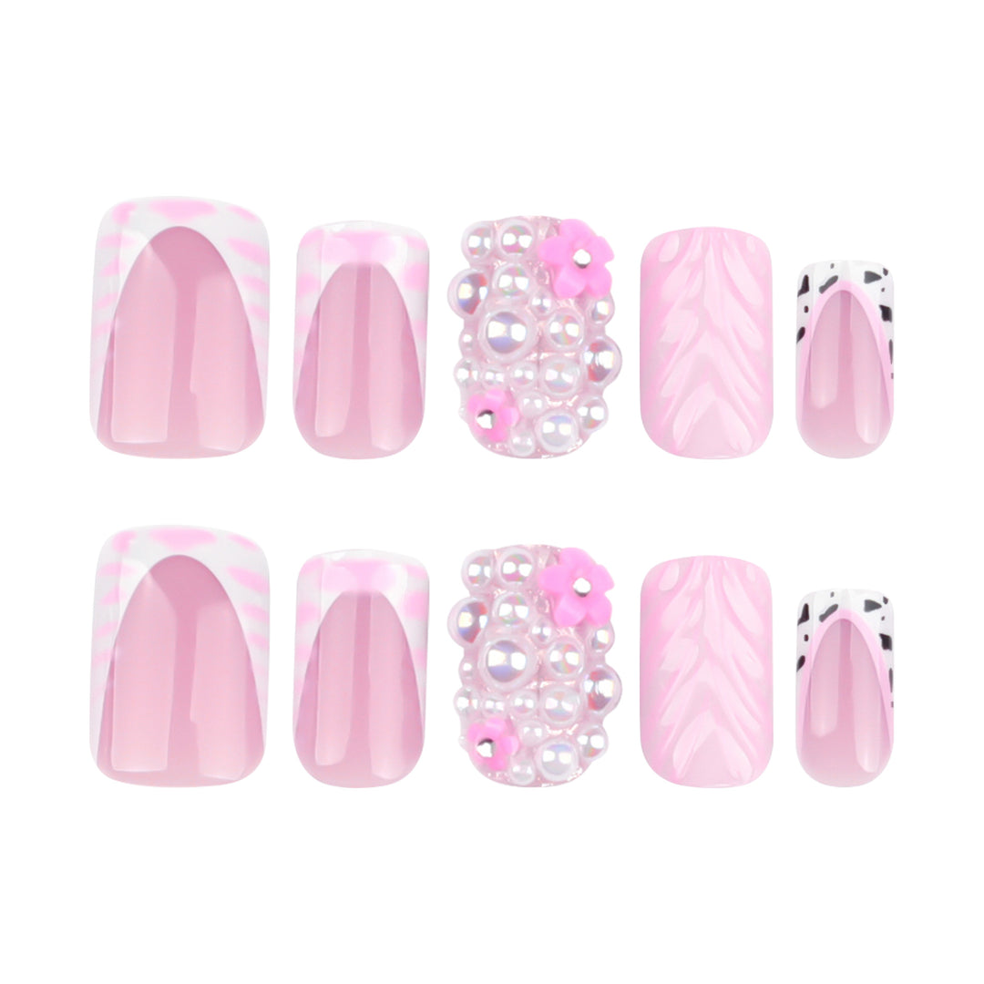 Artful nail extensions with mother-of-pearl effects and delicate design Kalsten