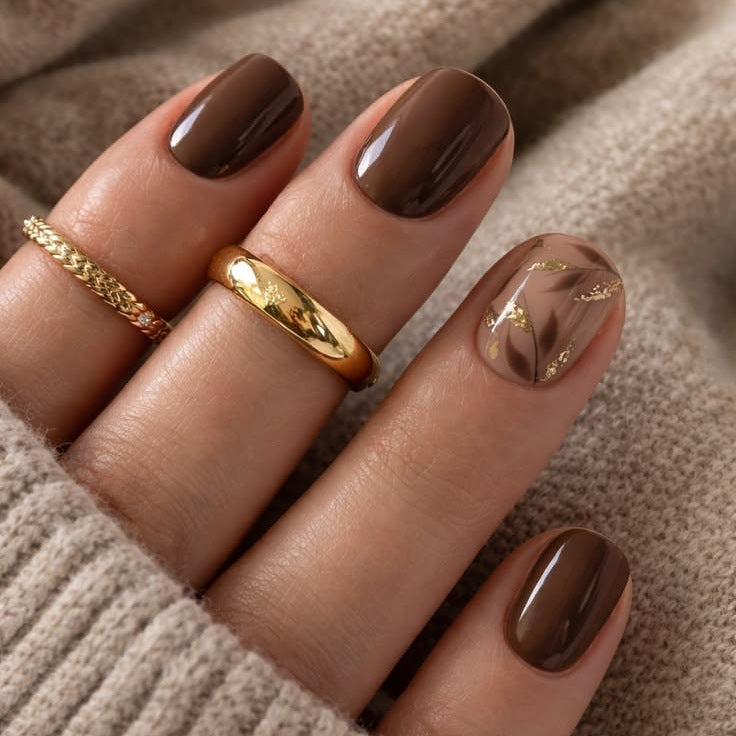 Nail set with elegant marble design and golden accents Kalsten