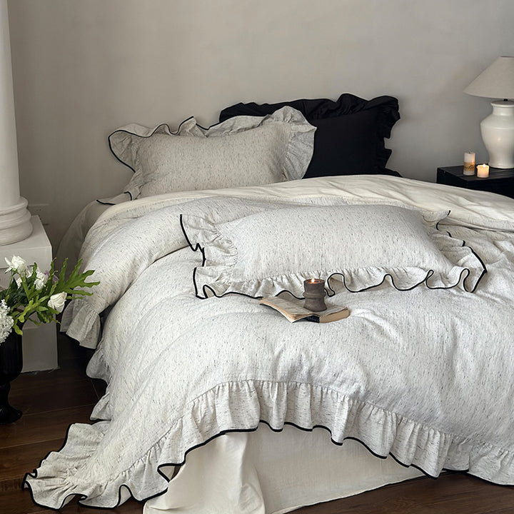 Playful ruffle bedding set in linen look with contrasting piping and soft wash