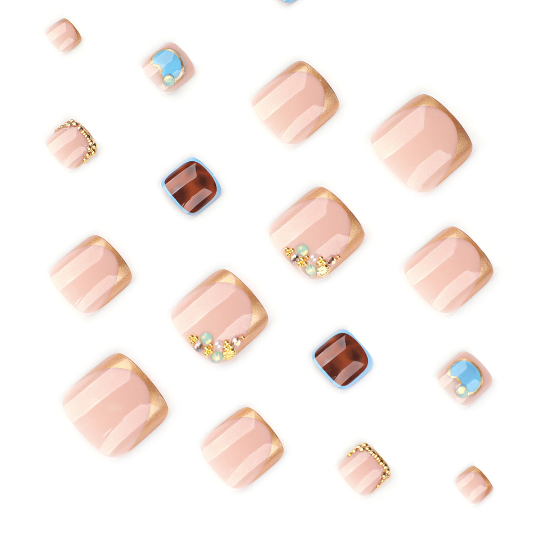 Artistic toenail art with elegant gold design Kalsten