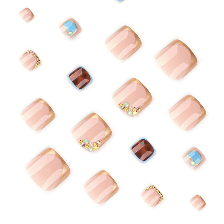 Artistic toenail art with elegant gold design Kalsten