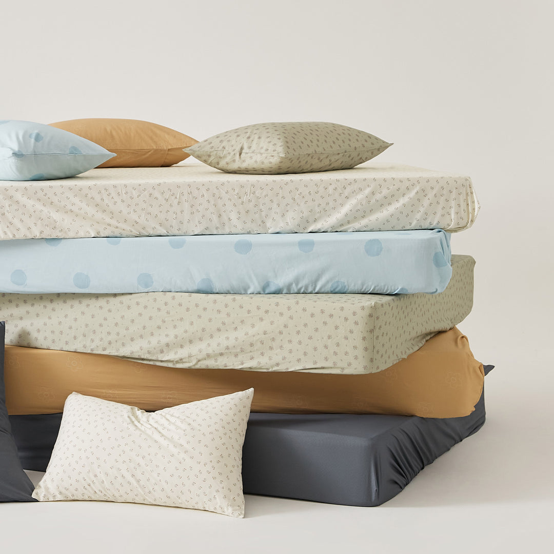 Fitted sheet with extra deep hem and elastic all-round cover